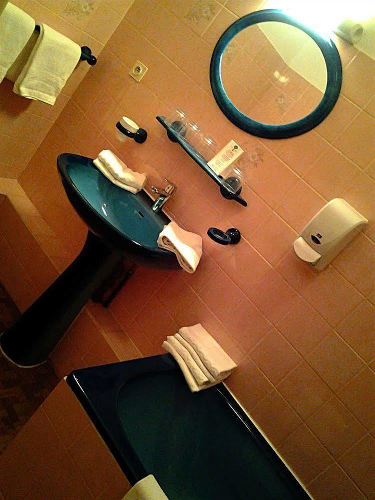 דינאן Hotel De La Tour De L'Horloge מראה חיצוני תמונה